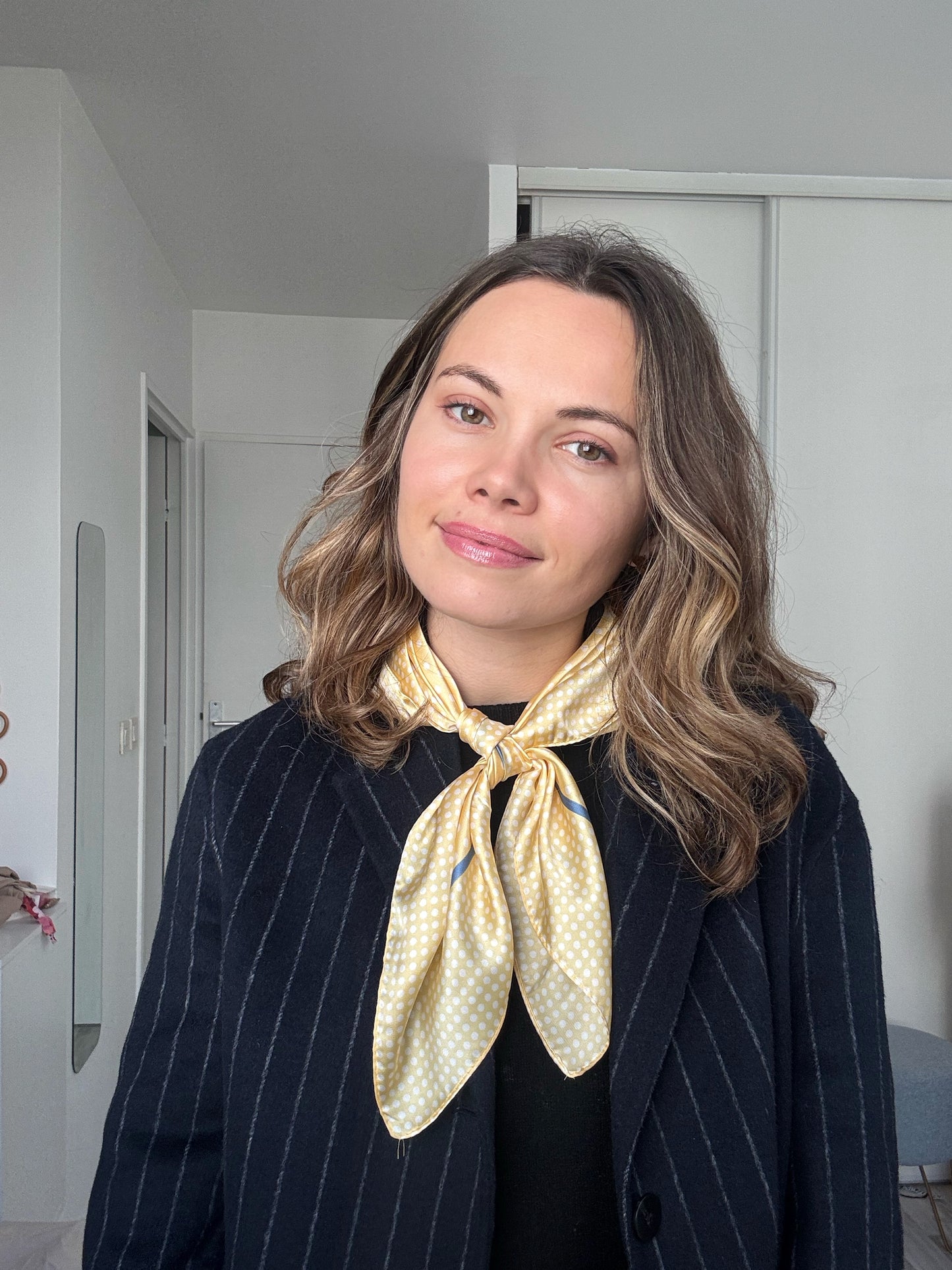 Le Capri – Foulard satiné jaune à pois