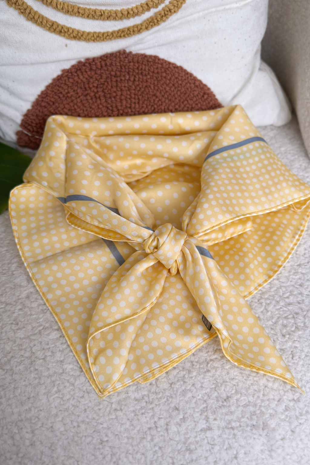 Le Capri – Foulard satiné jaune à pois