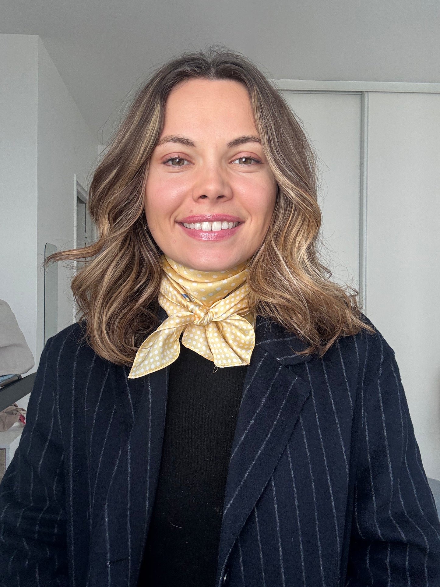 Le Capri – Foulard satiné jaune à pois