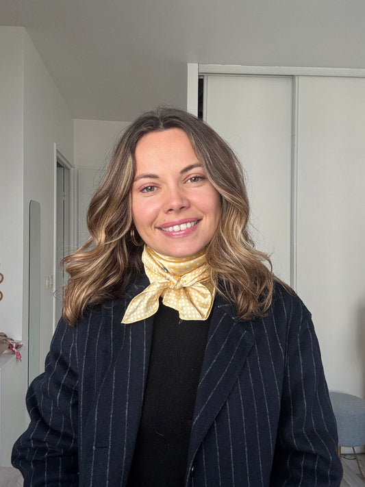 Le Capri – Foulard satiné jaune à pois