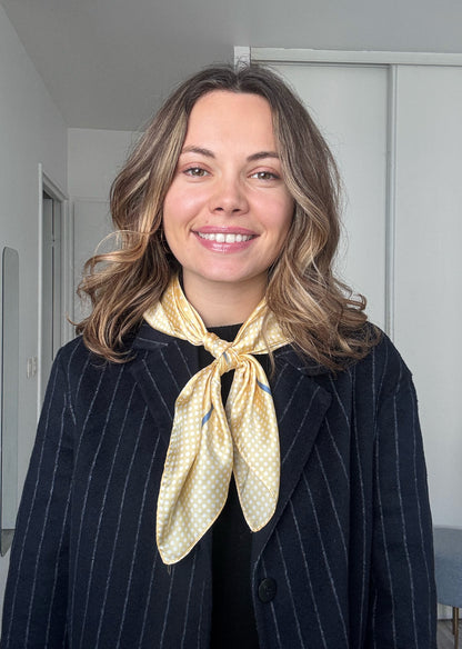 Le Capri – Foulard satiné jaune à pois
