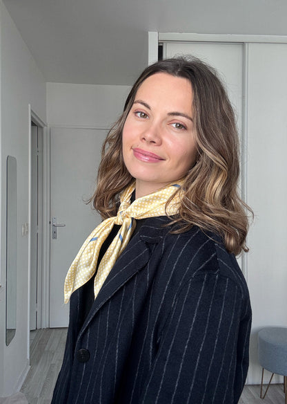 Le Capri – Foulard satiné jaune à pois