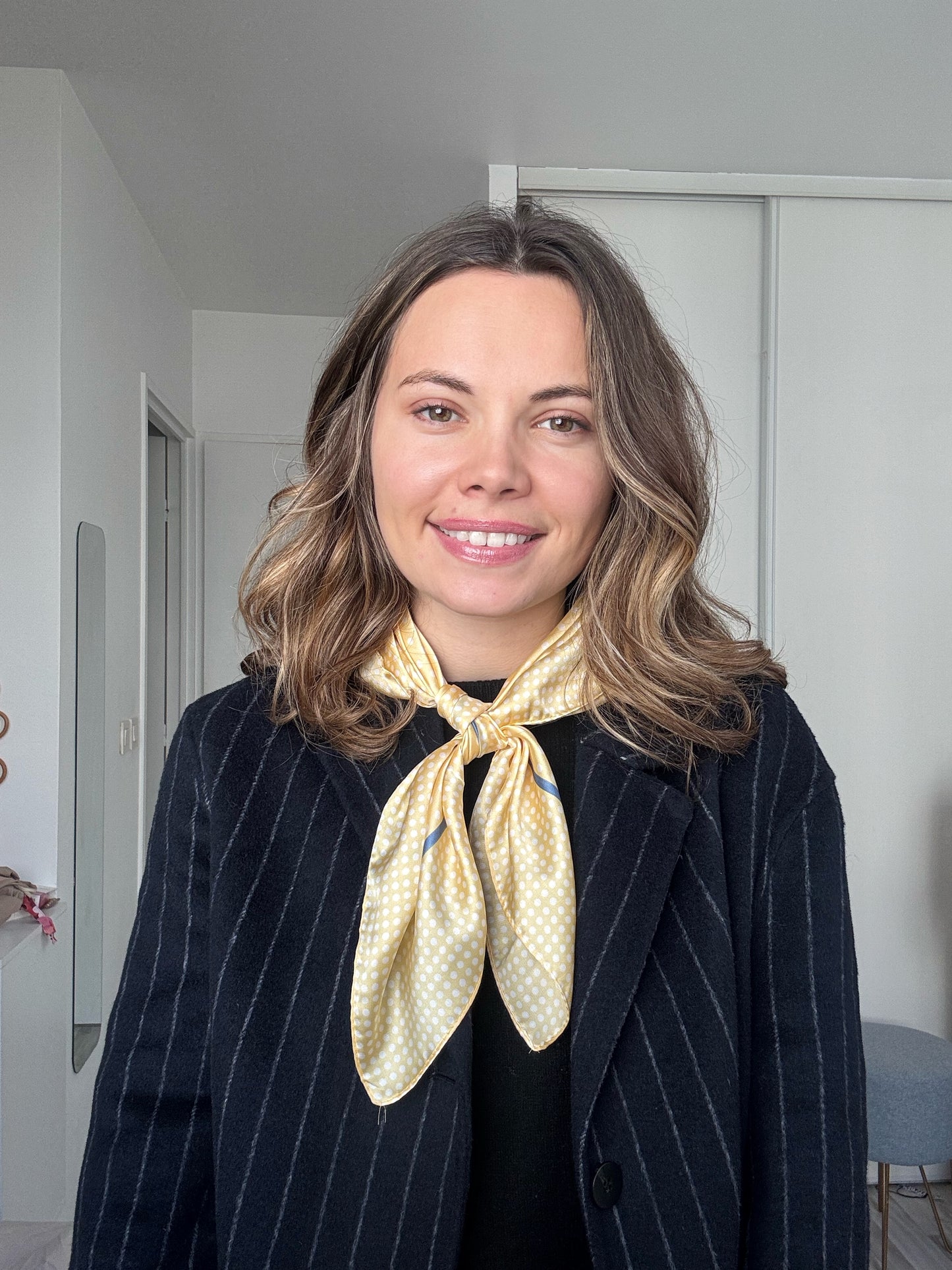 Le Capri – Foulard satiné jaune à pois