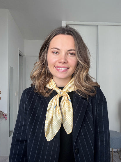 Le Capri – Foulard satiné jaune à pois