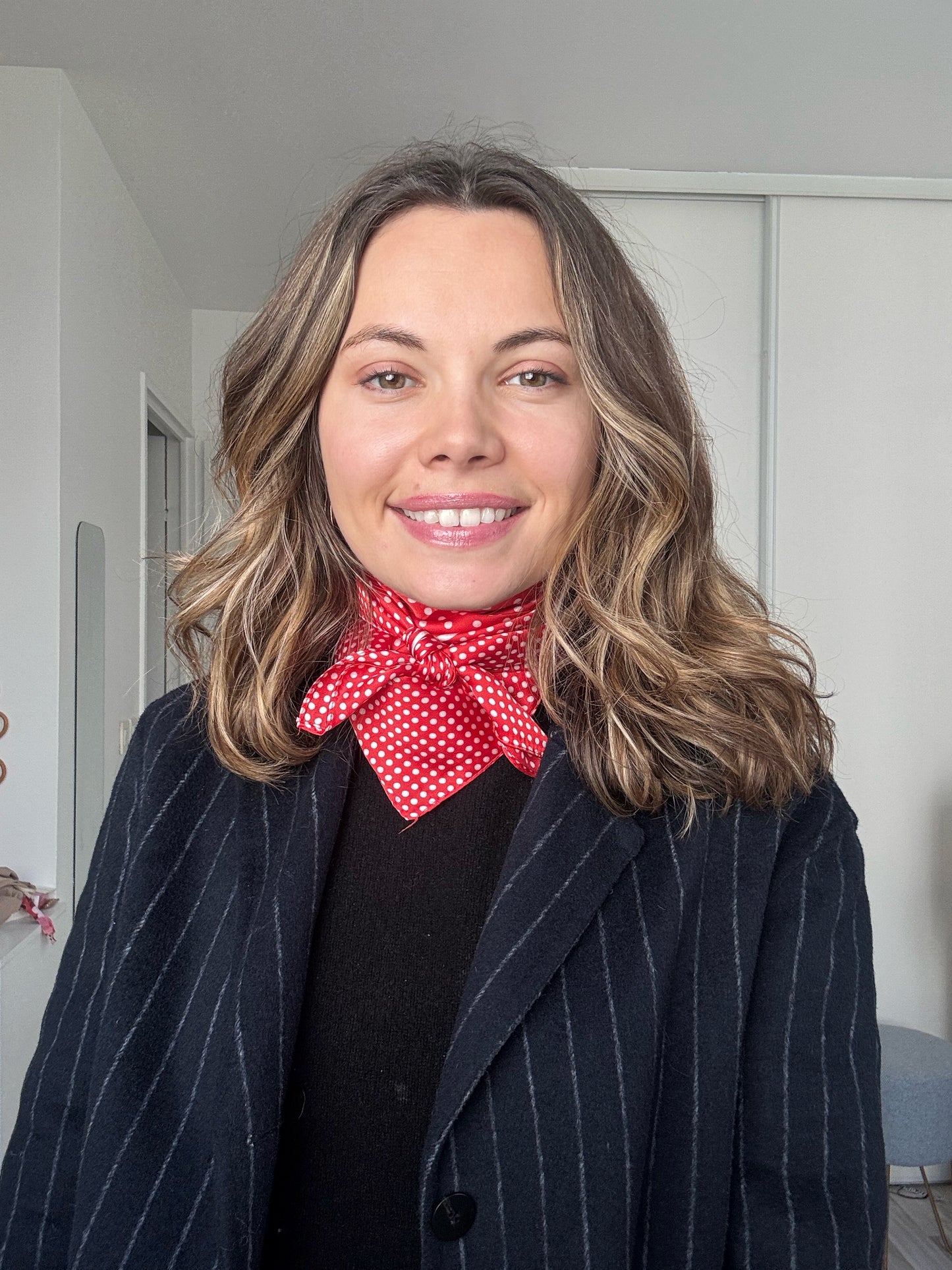 Le Joséphine – Foulard satiné rouge à pois blancs