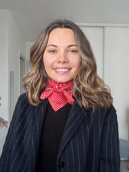 Le Joséphine – Foulard satiné rouge à pois blancs