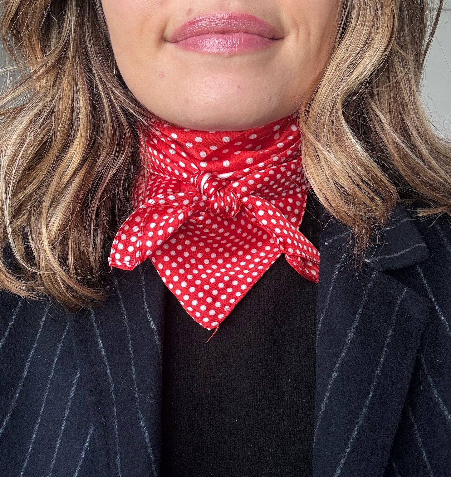 Le Joséphine – Foulard satiné rouge à pois blancs