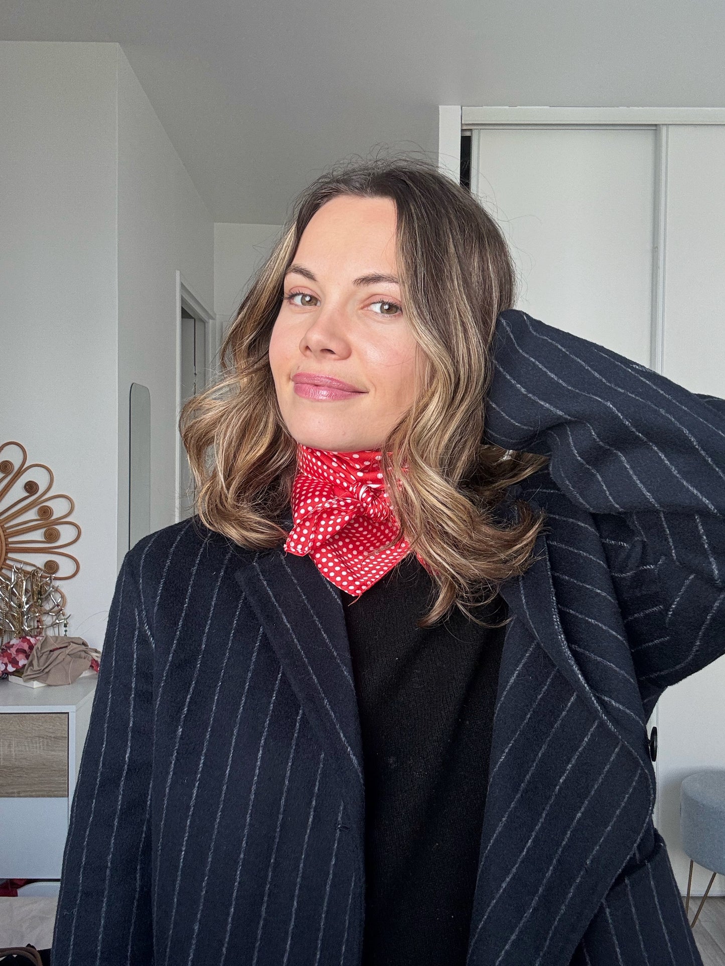Le Joséphine – Foulard satiné rouge à pois blancs