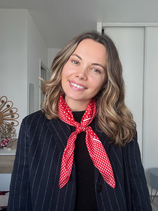 Le Joséphine – Foulard satiné rouge à pois blancs