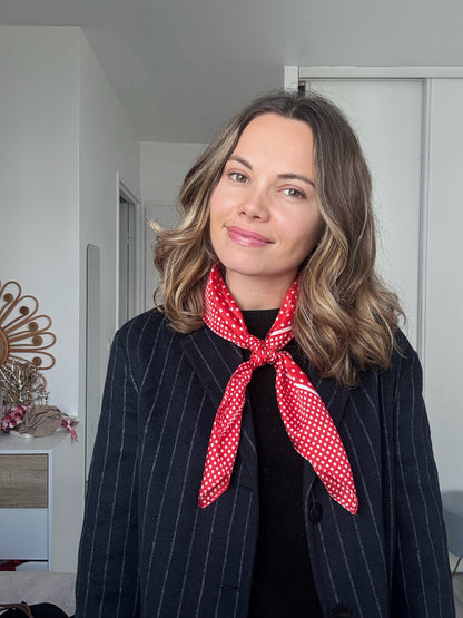 Le Joséphine – Foulard satiné rouge à pois blancs