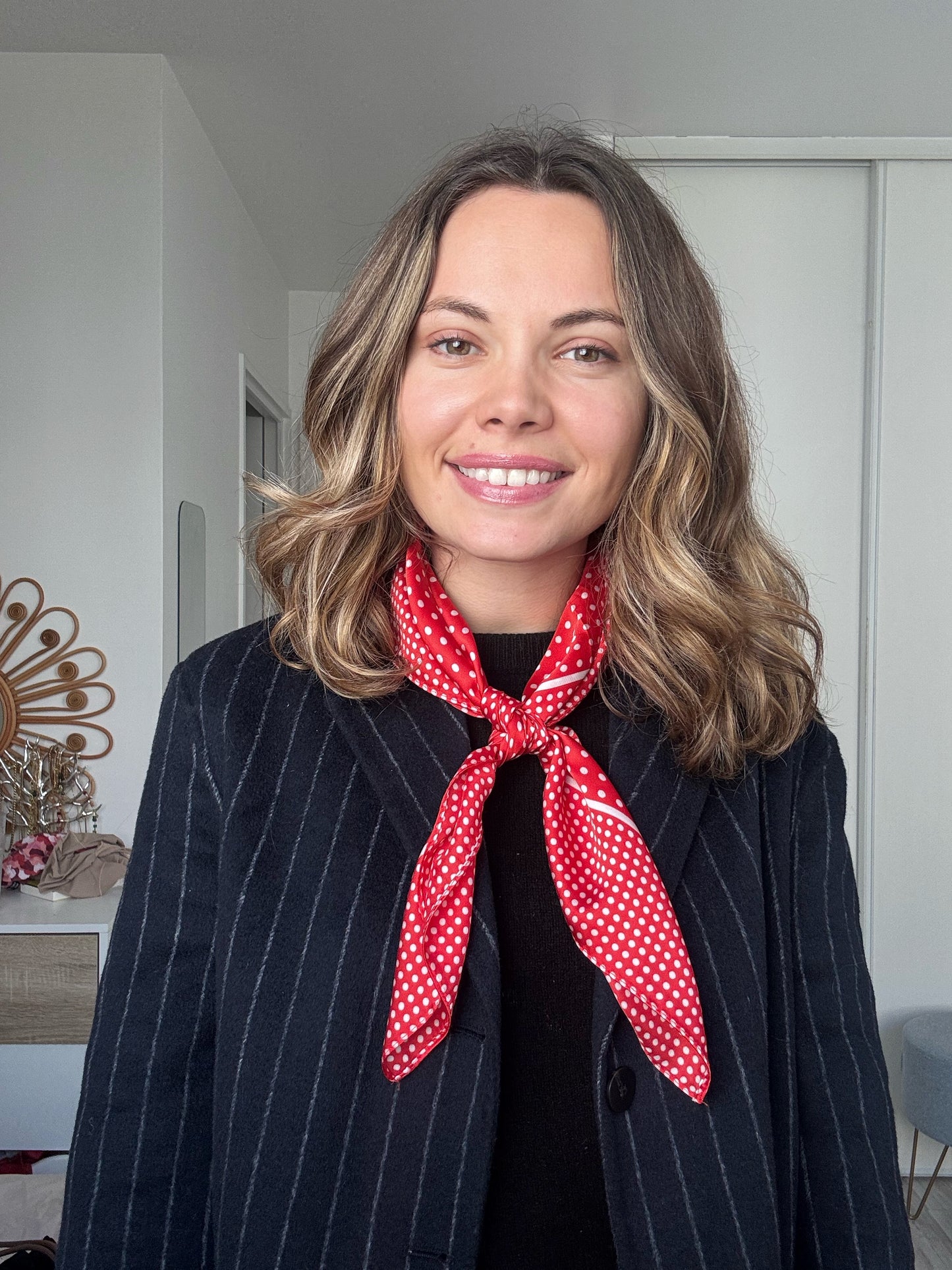 Le Joséphine – Foulard satiné rouge à pois blancs