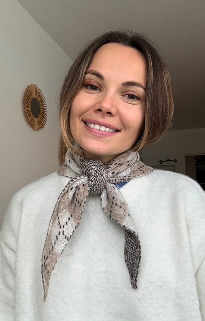 Foulard beige Auzé – accessoire femme audacieux et minimaliste
