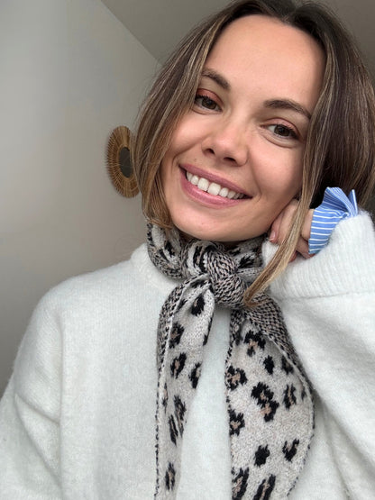 Foulard léopard beige maille Auzé – accessoire femme audacieux et minimaliste
