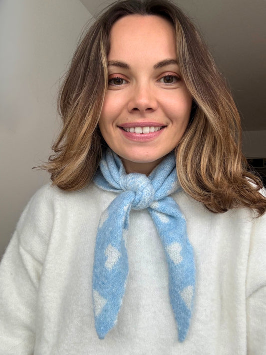 Foulard maille coeur bleu Auzé – accessoire femme audacieux et minimaliste
