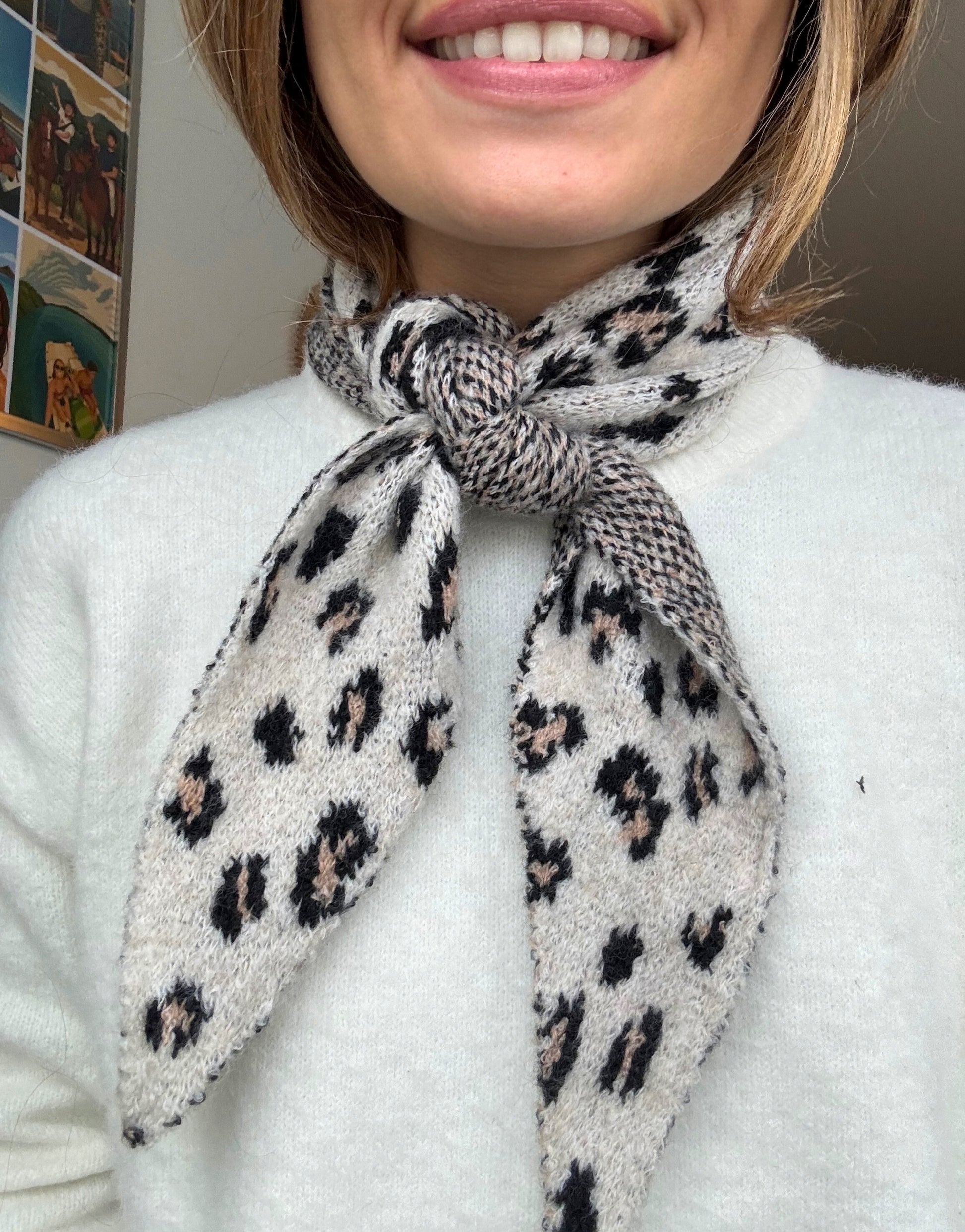 Foulard léopard beige maille Auzé – accessoire femme audacieux et minimaliste
