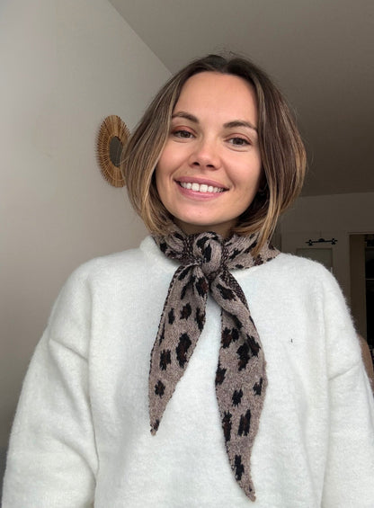Foulard léopard maille taupe Auzé – accessoire femme audacieux et minimaliste
