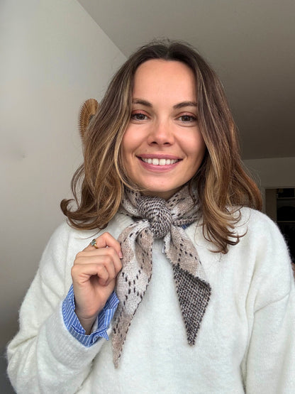 Foulard losange beige Auzé – accessoire femme audacieux et minimaliste
