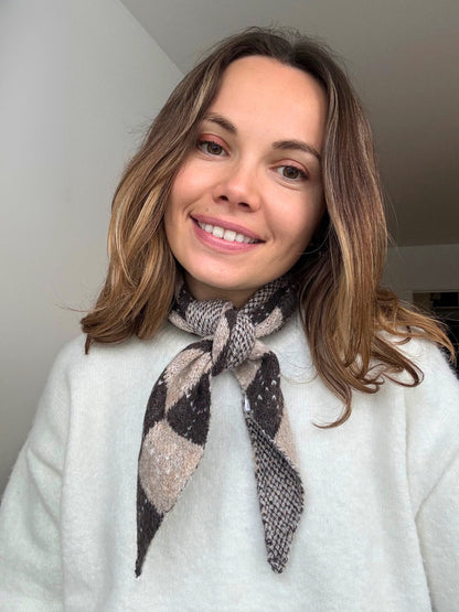 Foulard marron losange argyle Auzé – accessoire femme audacieux et minimaliste
