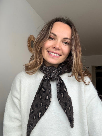 Foulard léopard chocolat maille Auzé – accessoire femme audacieux et minimaliste
