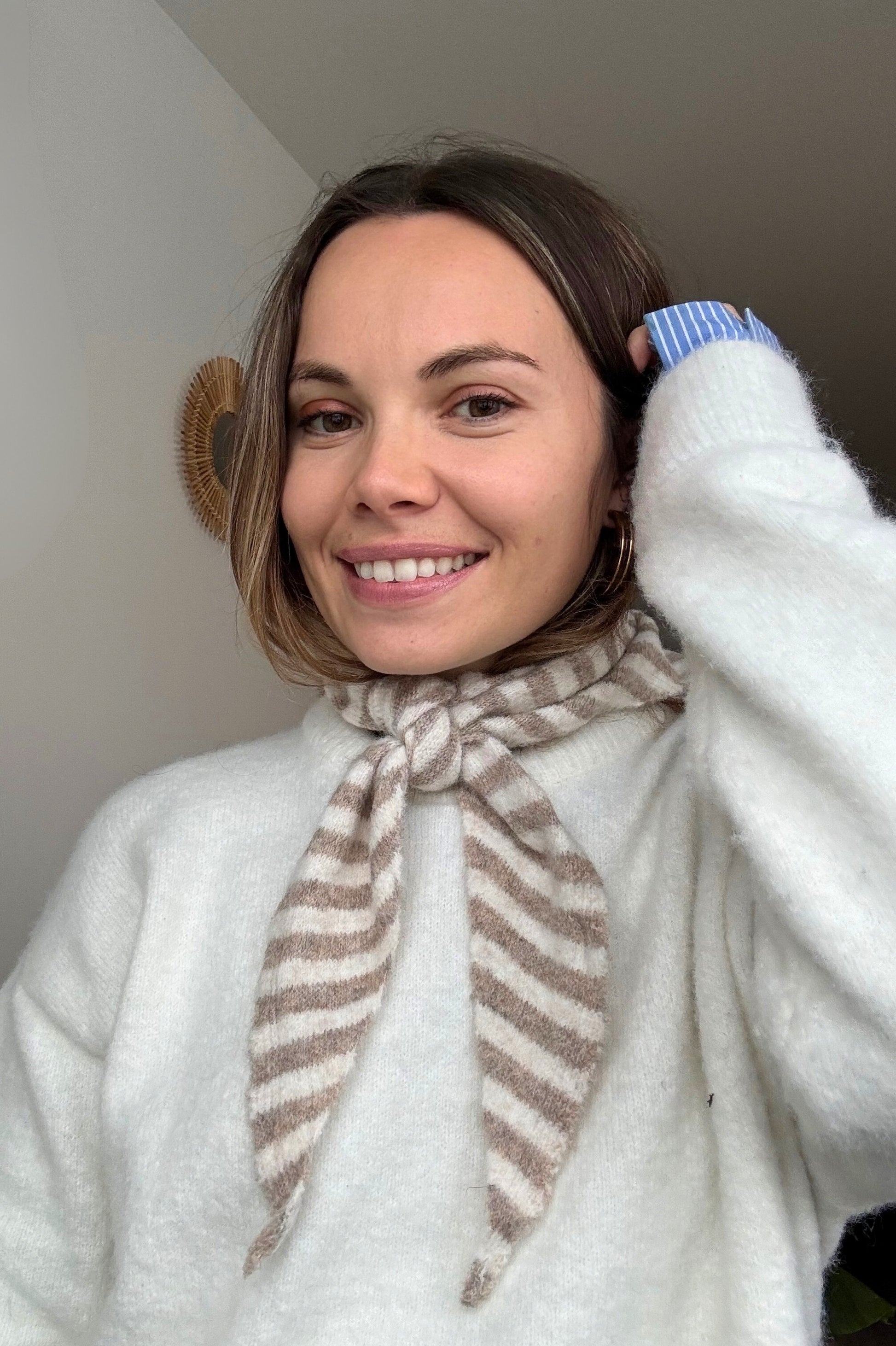 Foulard beige rayure Auzé – accessoire femme audacieux et minimaliste
