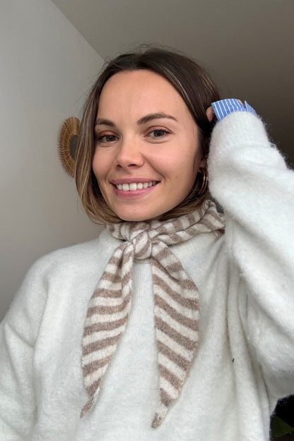 Foulard beige rayure Auzé – accessoire femme audacieux et minimaliste
