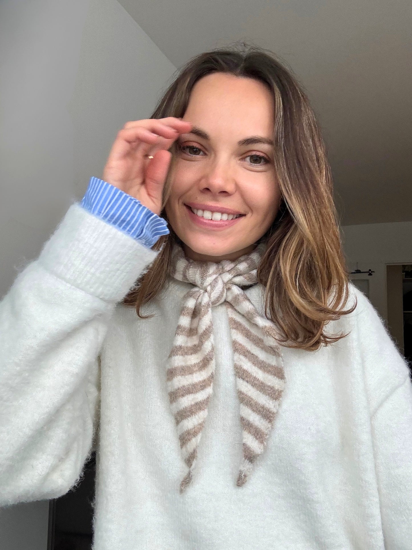 Foulard beige rayure Auzé – accessoire femme audacieux et minimaliste

