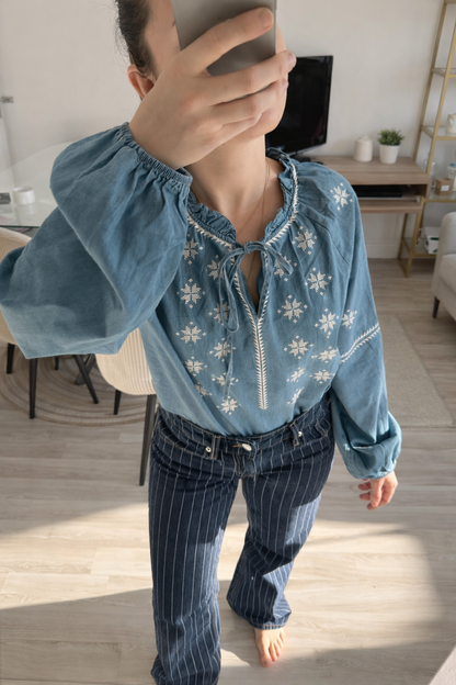 Blouse bohème en coton brodé bleu pour femme Inès