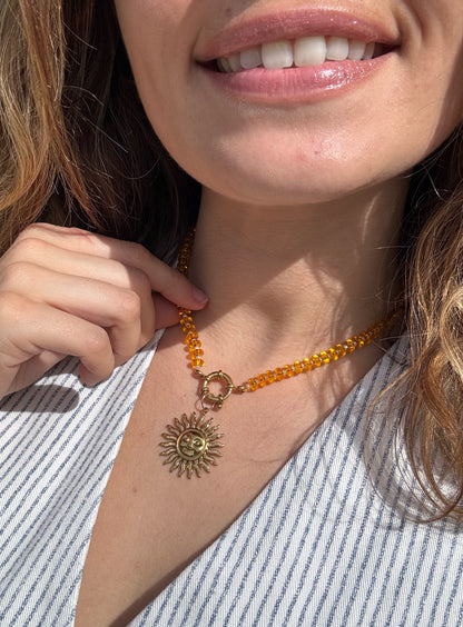 collier jaune alba porté
