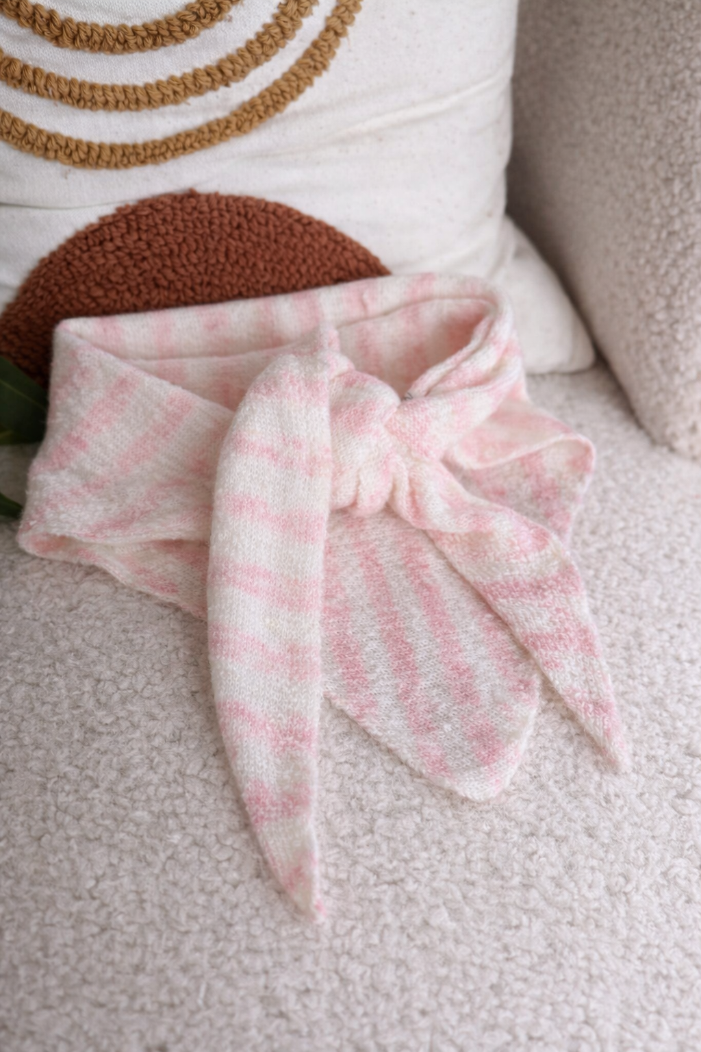 Foulard rose rayure Auzé – accessoire femme audacieux et minimaliste