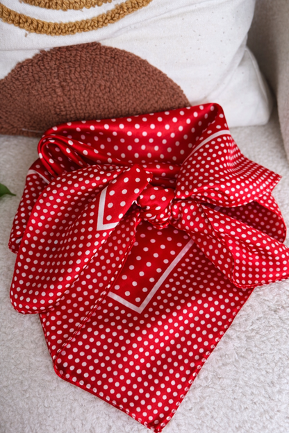 Foulard satiné rouge à pois blancs porté près du cou – Auzé