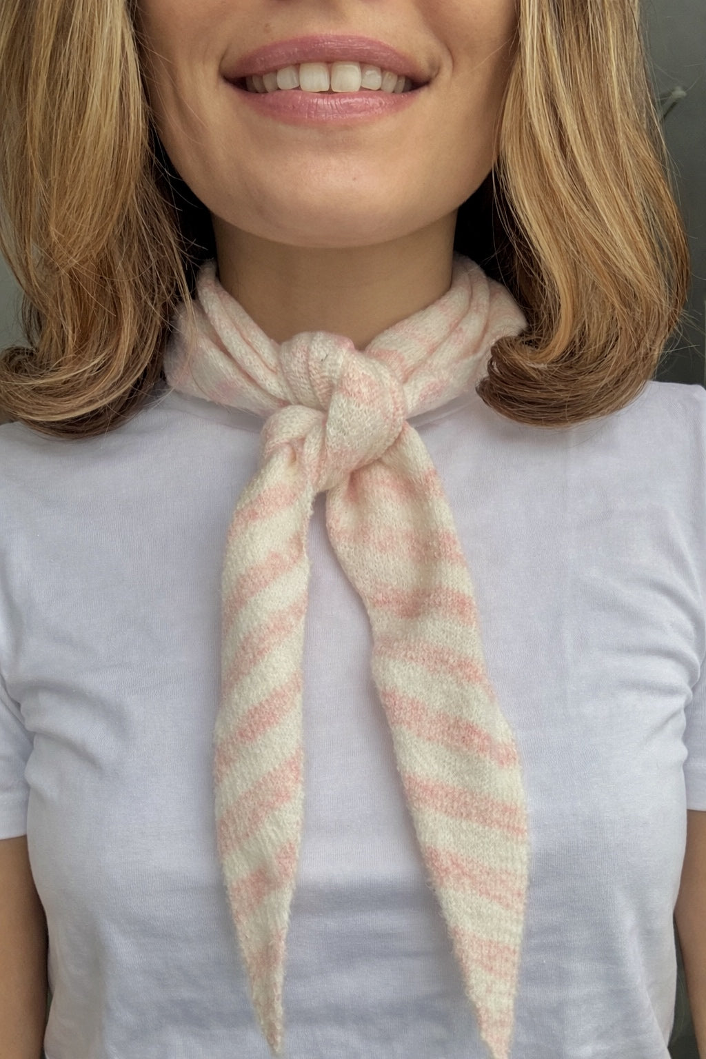 Foulard rose rayure Auzé – accessoire femme audacieux et minimaliste