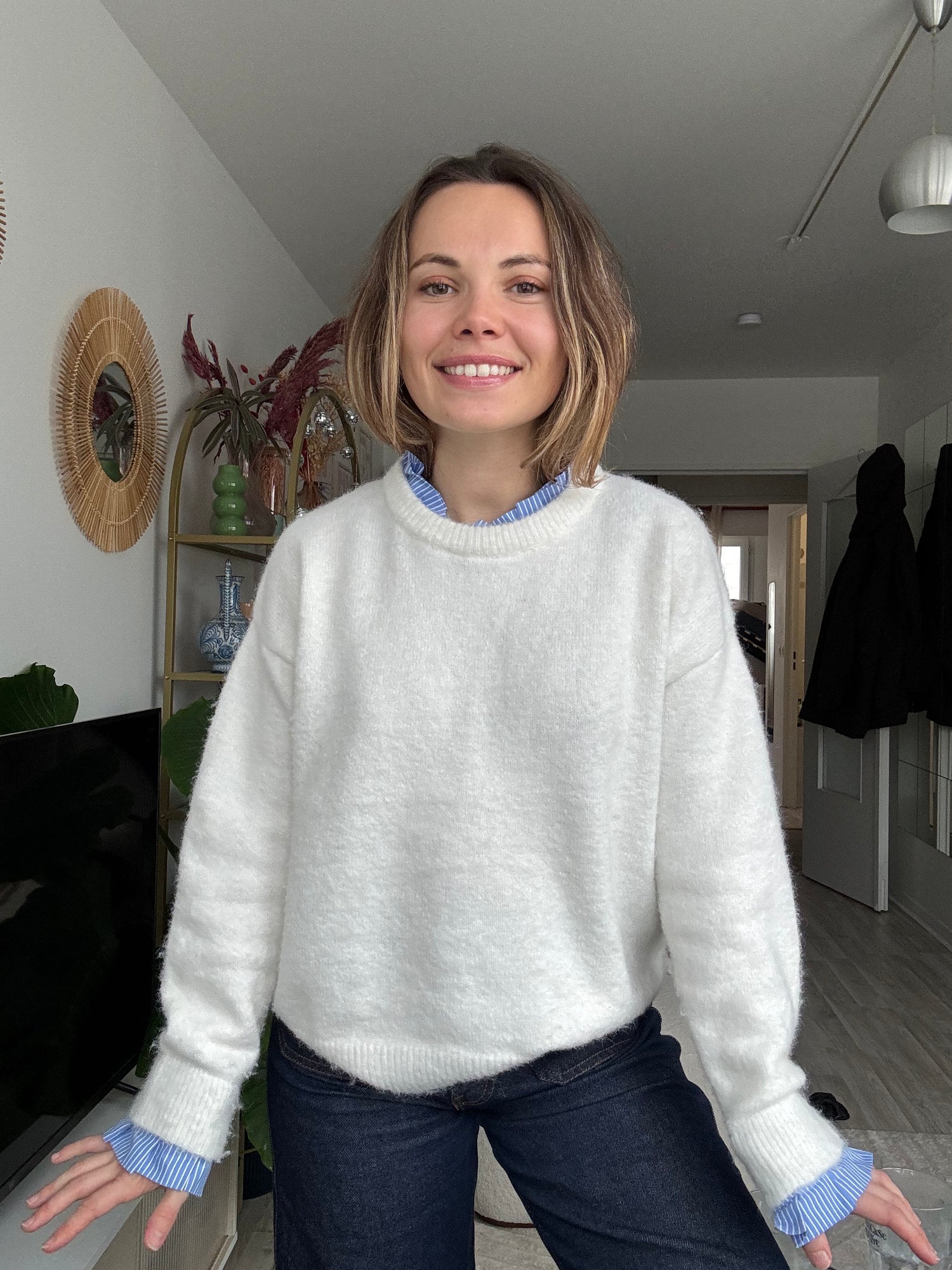 Femme portant le pull Alba écru en maille douce avec col chemise rayé, style chic et intemporel