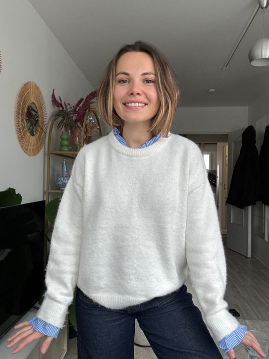 Femme portant le pull Alba écru en maille douce avec col chemise rayé, style chic et intemporel