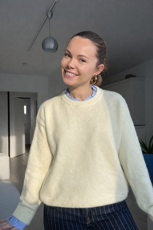 Femme portant le pull Solène jaune pastel en maille douce avec col chemise rayé, style chic et décontracté